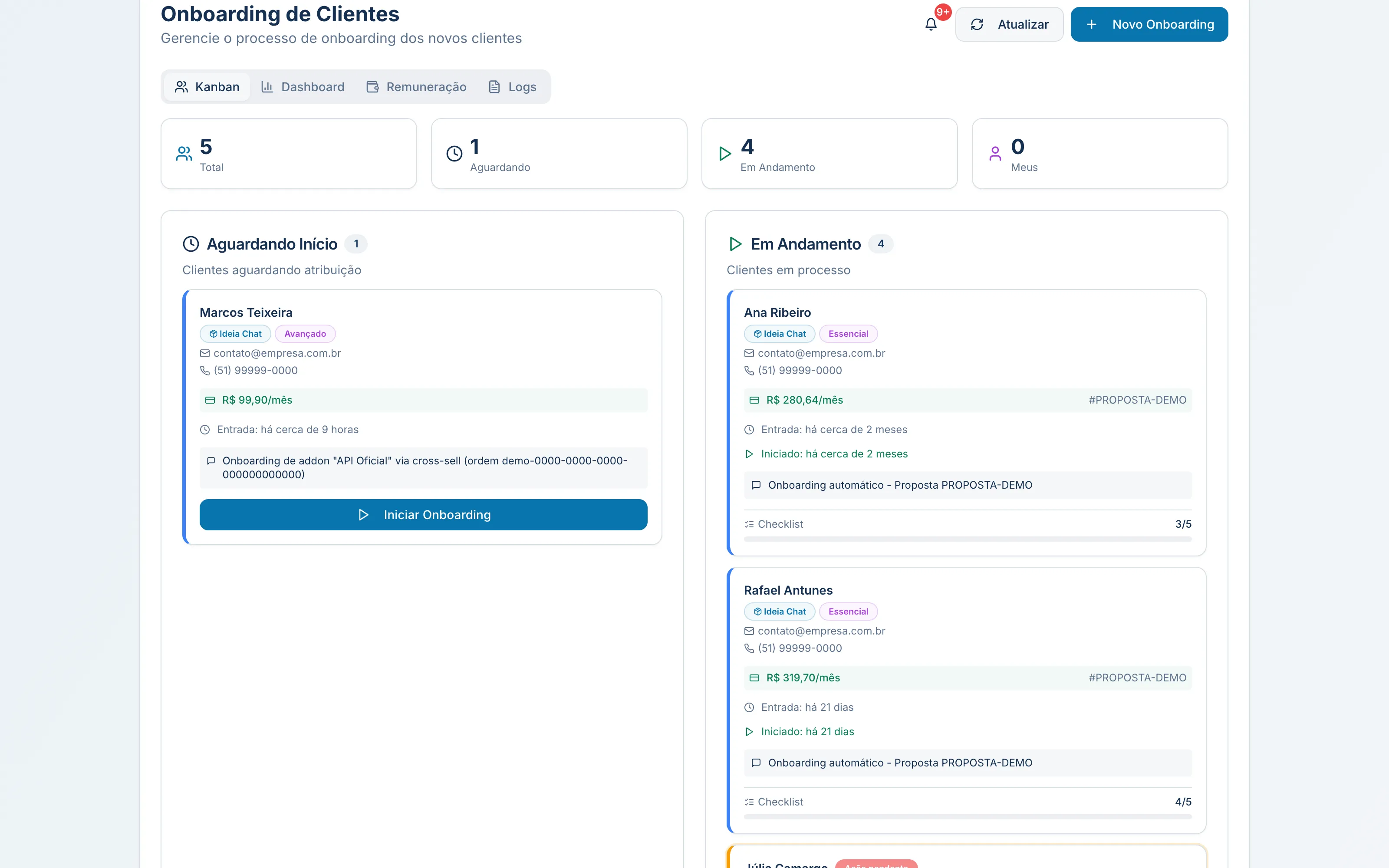 Onboarding de Clientes em duas colunas, Aguardando Início e Em Andamento, com cards mostrando produto, plano, valor mensal e progresso do checklist.
